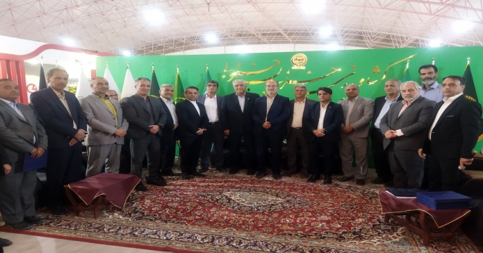 رئیس سازمان جهادکشاورزی خراسان جنوبی با اهدای لوح از حضور تولیدکنندگان در نمایشگاه تقدیر کرد