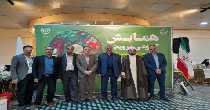 حضورمهندس سعیدی مدیر بازایابی امور مشتریان شرکت خدمات حمایتی کشاورزی کشور در همایش آموزشی و ترویجی ، محصولات سبد کودی در استان مرکزی