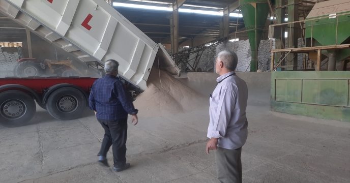 تخلیه خاک فسفات سوریه در انبارهای شرکت خدمات حمایتی کشاورزی استان یزد
