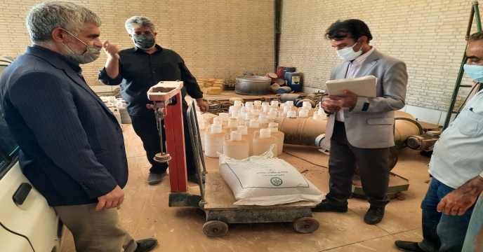 توزین کودهای موجود در انبار یزد توسط بازرسان شرکت خدمات حمایتی کشاورزی