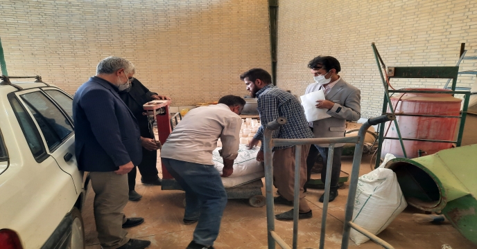 توزین کودهای موجود در انبار یزد توسط بازرسان شرکت خدمات حمایتی کشاورزی