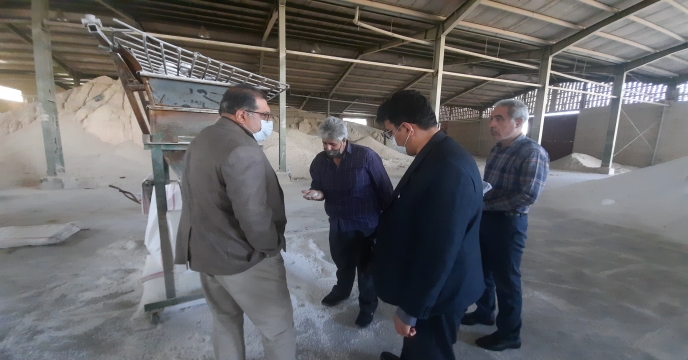 بازدید ریاست مرکز تحقیقات کاربردی نهاده های کشاورزی از انبارهای کود یزد