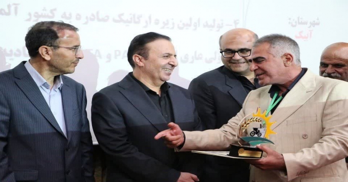 همزمان با هفته جهاد کشاورزی، آیین تجلیل از برگزیدگان ملی و استانی بخش کشاورزی در استان با حضور مدیر شرکت خدمات حمایتی کشاورزی استان قزوین