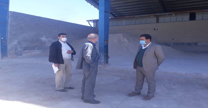 بازدید کارشناسان  استان از انبار کارخانه تولید کودهای شیمیایی آذر کیمیا اکسید درشهرستان میاندوآب 