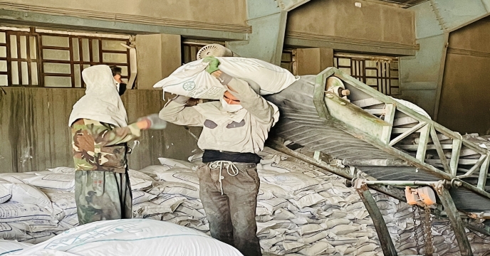 عملیات تخلیه مقدار ۱۵۰ تن کود فسفاته ۱۳ درصد ارسالی از استان بوشهر