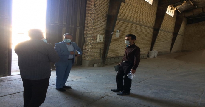 بازدید مدیر شرکت خدمات حمایتی کشاورزی استان بوشهر از روند تخلیه خاک فسفات در انبار (بنگاه توسعه سابق)