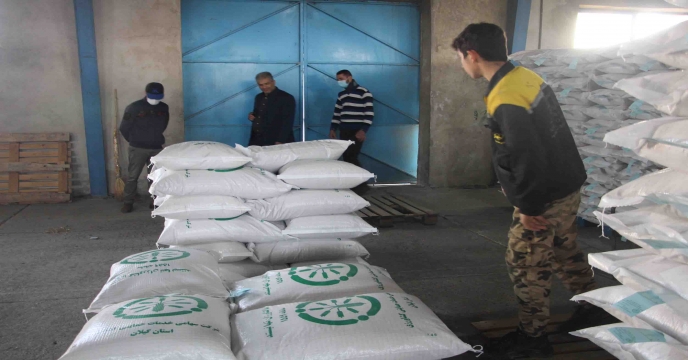 توزیع انواع کود شیمیایی جهت کشت قراردادی گندم در شهرستان خنج 