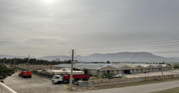 توزیع کود شیمیایی  فسفات 13 درصد جهت کشت قراردادی گندم در شهرستان لامرد 