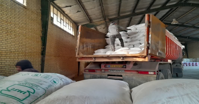 ارسال و حمل مقدار 2370 تن انواع کود کشاورزی یارانه ای از مبادی حمل و انبارهای سازمانی به کارگزاران کود در استان مرکزی – شهریور 1405