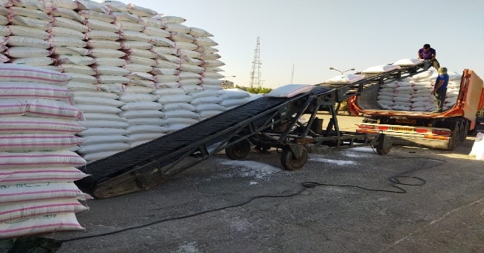 بارگیری کود شیمیایی اوره از انبار سازمانی شرکت خدمات حمایتی کشاورزی خوزستان