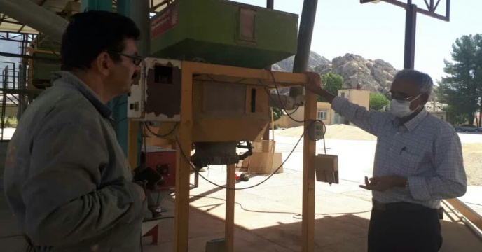 بازدید کارشناس و تکنسین ماشین آلات بوجاری استان مرکزی از خطوط بوجاری تولید بذر استان لرستان