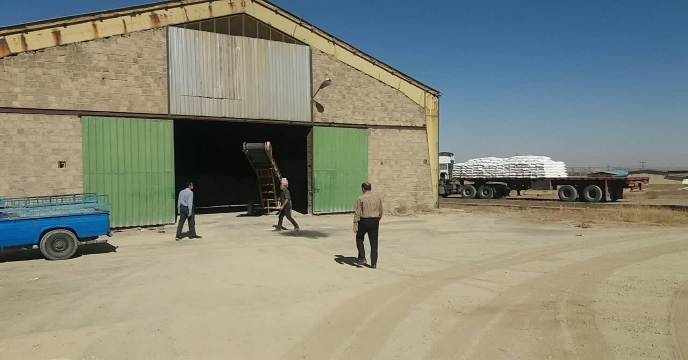 تخلیه کود فسفات 13% در انبار کود شهید شاملو استان مرکزی