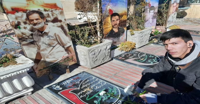 گلباران مزار شهدای انقلاب اسلامی شهرستان اراک در ایام الله دهه فجر 	