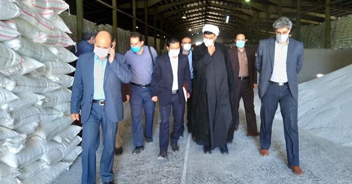 بازدید نماینده مردم ملایر در مجلس شورای اسلامی از عملیات کیسه گیری کود شیمیایی فله