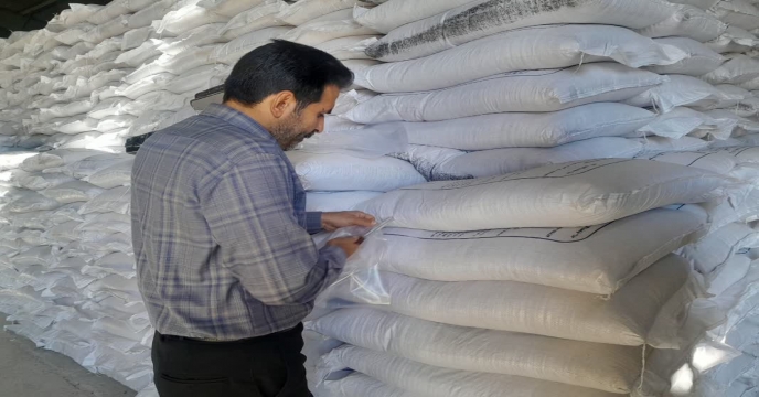 نمونه برداری از کود کلرور پتاسیم گرانوله تولید شرکت داخلی مجتمع فراورده های فسفات کارون خور بیابانک در مجتمع انبارهای کود شهید شاملو ، استان مرکزی 
