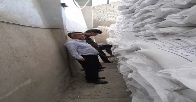 نمونه برداری از کود کلرور پتاسیم گرانوله تولید شرکت داخلی مجتمع فراورده های فسفات کارون خور بیابانک در مجتمع انبارهای کود شهید شاملو ، استان مرکزی 