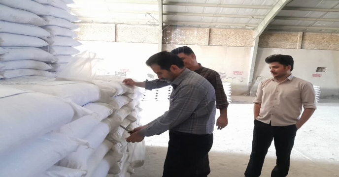 نمونه برداری از کود کلرور پتاسیم گرانوله تولید شرکت داخلی مجتمع فراورده های فسفات کارون خور بیابانک در مجتمع انبارهای کود شهید شاملو ، استان مرکزی 