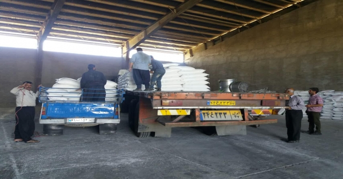 ارسال و توزیع کود های سوپرفسفات تریپل و اوره توسط کارگزاربخش خصوصی در شهرستان زرندیه ساوه