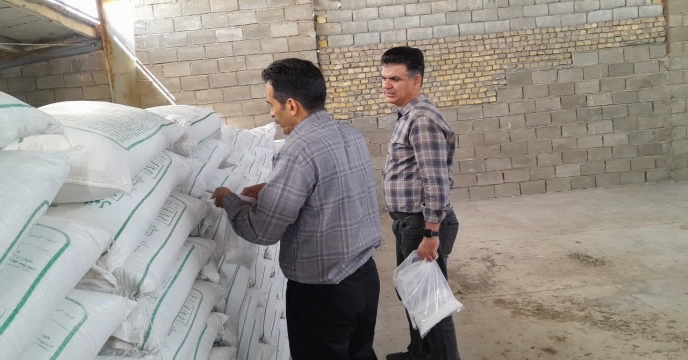 نمونه برداری از کود کلرور پتاسیم گرانوله در مجتمع انبارهای کود شهید شاملو ، استان مرکزی