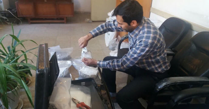مونه برداری از کودهای سوپرفسفات تریپل ارسالی از بندر عباس به انبارهای کارگزاران استان مرکزی