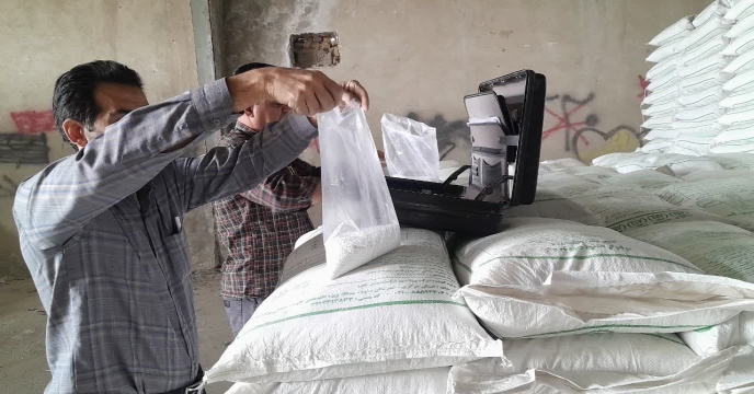 نمونه برداری از کود سولفات پتاسیم گرانوله در مجتمع انبارهای کود شهید شاملو ، استان مرکزی