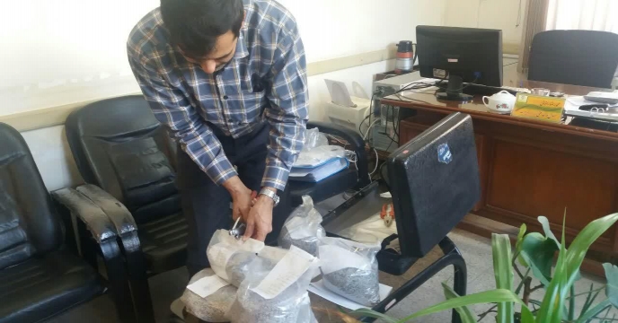 عملیات نمونه برداری از کودهای اوره ارسالی به انبارهای سازمانی - مرداد ماه 1399 استان مرکزی