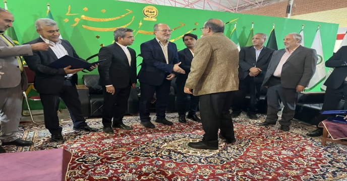 رئیس سازمان جهادکشاورزی خراسان جنوبی با اهدای لوح از حضور تولیدکنندگان در نمایشگاه تقدیر کرد