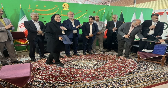 رئیس سازمان جهادکشاورزی خراسان جنوبی با اهدای لوح از حضور تولیدکنندگان در نمایشگاه تقدیر کرد