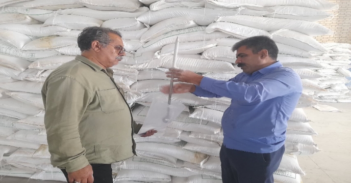 نمونه برداری از کود سولفات پتاسیم پودری در انبار شرکت خدمات حمایتی کشاورزی خراسان جنوبی