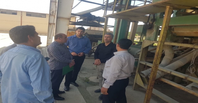 بازدید کارشناس معین ماشین آلات کشاورزی از دستگاه بوجاری شهرستان مهاباد