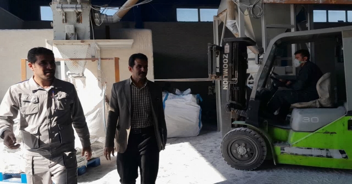 بازدید کارشناس فنی کود استان از کارخانه کود تولید داخلی کود ، شرکت پویا تدبیر فراست ساوه در شهر صنعتی کاوه در استان مرکزی