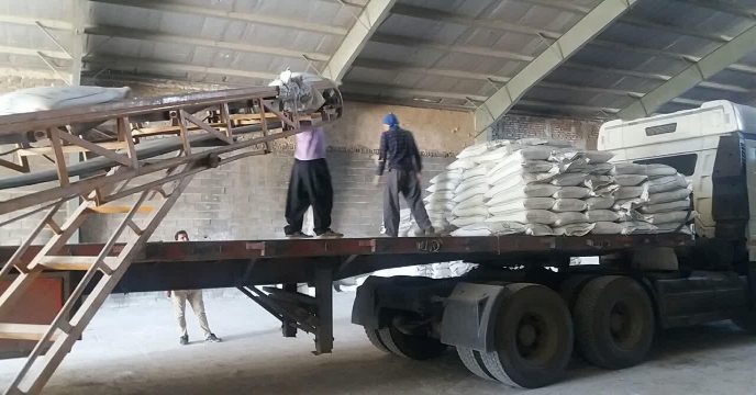 تدارک و ارسال انواع کود های شیمیایی به کشاورزان منطقه توره در شهرستان شازند