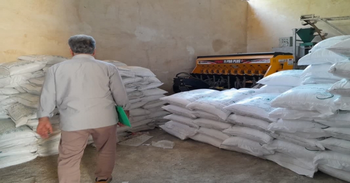 بازدیدکارشناس پایش کودی شرکت خدمات حمایتی کشاورزی استان مرکزی از کارگزاری کود شرکت تعاونی روستایی شهید چمران ، غرق آباد ساوه 