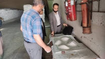 کنترل کیفی و نمونه برداری از کود تولید داخل وارده به انبار البرز 