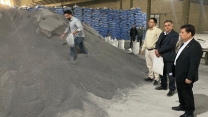 نمونه برداری از کودهای موجود در انبار شرکت خدمات حمایتی کشاورزی آذربایجان غربی  با حضور مدیر استان
